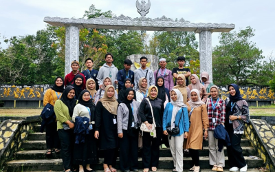 MAHASISWA KKL DAN KKP BELAJAR SEJARAH DENGAN MENGUNJUNGI MAKAM JUANG MANDOR